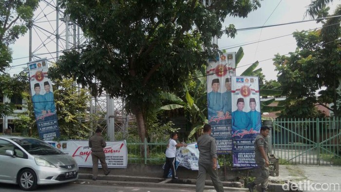 Satpol PP Pekanbaru Tertibkan Alat Peraga Kampanye