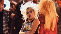 Namun, penyanyi yang dijuluki Mother Monsters itu tetap tampil liar bersama James Hetfield CS. Kevin Winter/Getty Images for NARAS