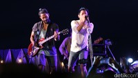 Mereka tampil kasual dengan celana pendek di konsernya itu. Pool/Hanif Hawari/detikFoto.