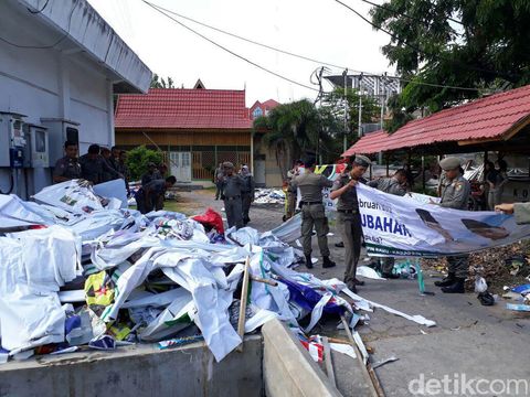 Satpol PP Pekanbaru Tertibkan Alat Peraga Kampenye
