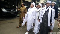 Rizieq datang dengan didampingi sejumlah pengacara dan pengurus FPI.