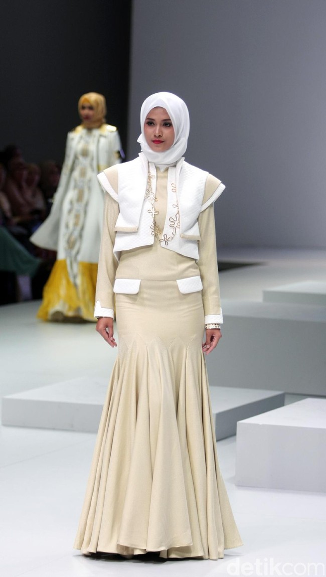 Busana terbaru Rya yang mengusung tema Side B di Indonesia Fashion Week 2017. Jakarta Convention Center. Senayan. Jakarta. [Foto: Mohammad Abduh/Wolipop]
