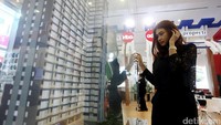 Pengunjung tengah melihat market apartemen mahasiswa, yang ditawarkan oleh PT Adhi Persada Properti sebagai anak perusahan PT Adhi Karya, dalam pameran Indonesia Property Expo (IPEX) 2017.