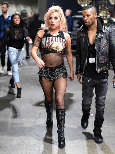 <i>Anti-mainstream!</i> Gaya Lady Gaga <i>Hiking</i> dengan <i>Heels</i> 10 CM & Gaun Malam