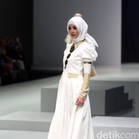 Busana terbaru Rya yang mengusung tema Side B di Indonesia Fashion Week 2017. Jakarta Convention Center. Senayan. Jakarta. [Foto: Mohammad Abduh/Wolipop]