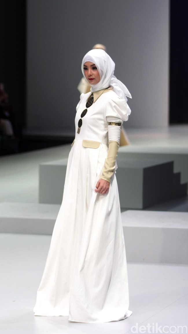 Busana terbaru Rya yang mengusung tema Side B di Indonesia Fashion Week 2017. Jakarta Convention Center. Senayan. Jakarta. [Foto: Mohammad Abduh/Wolipop]