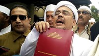 Rizieq memenuhi panggilan Polda Jabar dengan membawa tesis soal Pancasila. Tesis bersampul merah hati bertajuk Pengaruh Pancasila Terhadap Penerapan Syariat Islam di Indonesia itu akan diserahkan kepada penyidik Ditreskrimum Polda Jabar.