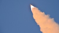 Rudal itu ditembakkan pada ketinggian yang telah dipertimbangkan demi keselamatan negara tetangga. Sumber militer Korea Selatan (Korsel) pada Minggu (12/2) menyebut, rudal Korut itu mencapai ketinggian 550 kilometer, sebelum jatuh di perairan sebelah timur Semenanjung Korea. KCNA/Handout via Reuters.