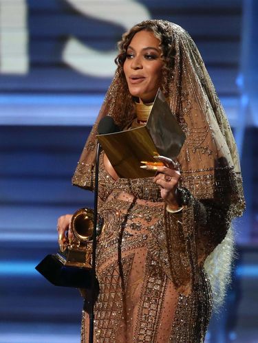 Hamil Anak Kembar, Beyonce Duduk Miring 45 Derajat di Panggung Grammys