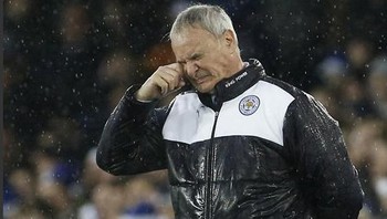 Ranieri pun menangis nasib buruk timnya, yang saat ini berada di urutan 17, selangkah menuju area degradasi. Foto: Istimewa