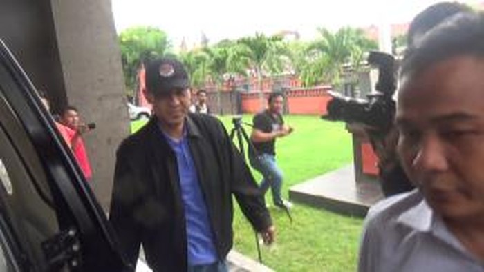 Diantar Teman dengan Alphard, Munarman Penuhi Panggilan Polda Bali