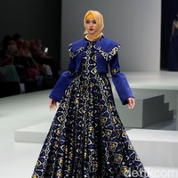 Busana terbaru Rya yang mengusung tema Side B di Indonesia Fashion Week 2017. Jakarta Convention Center. Senayan. Jakarta. [Foto: Mohammad Abduh/Wolipop]