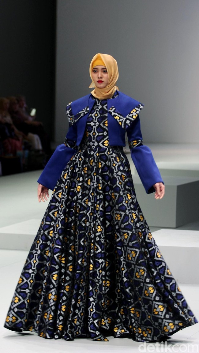 Busana terbaru Rya yang mengusung tema Side B di Indonesia Fashion Week 2017. Jakarta Convention Center. Senayan. Jakarta. [Foto: Mohammad Abduh/Wolipop]