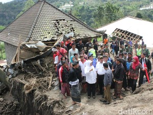 Wabup Bangli Mengeluh Jalan Rusak, Mensos Kontak Menteri PUPR