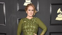 Kejayaan Adele tahun lalu dilengkapi dengan piala Record of the Year yang akhirnya ia patahkan untuk Beyonce. Foto: Getty Images