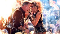 Sempat ada kendala teknis saat Lady Gaga dan Metallica tampil. Kevin Winter/Getty Images for NARAS