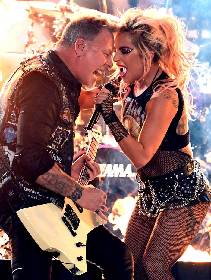Lady Gaga dan Metallica LOS ANGELES, CA - FEBRUARY 12: Recording artists James Hetfield (L) of music group Metallica and Lady Gaga perform onstage during The 59th GRAMMY Awards at STAPLES Center on February 12, 2017 in Los Angeles, California. (Photo by Kevin Winter/Getty Images for NARAS)