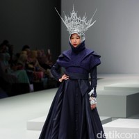 Busana terbaru Rya yang mengusung tema Side B di Indonesia Fashion Week 2017. Jakarta Convention Center. Senayan. Jakarta. [Foto: Mohammad Abduh/Wolipop]