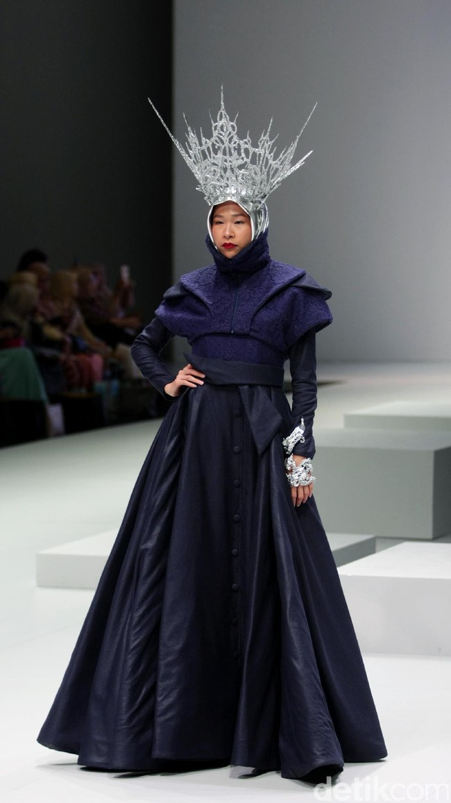 Busana terbaru Rya yang mengusung tema Side B di Indonesia Fashion Week 2017. Jakarta Convention Center. Senayan. Jakarta. [Foto: Mohammad Abduh/Wolipop]
