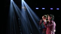 Lalu adapula aksi duet Kelsea Ballerini dan Lukas Graham yang juga masuk dalam persaingan Record of the Years. REUTERS/Lucy Nicholson