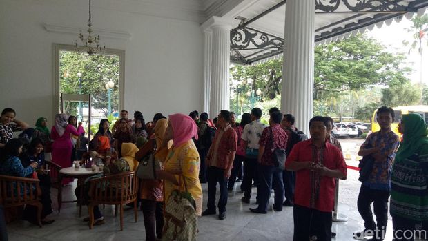 Warga mengantre di Pendopo Balai Kota