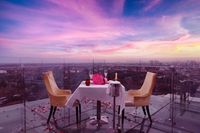 Asyiknya Menikmati 'Skywalk Dinner' dengan Pasangan di Ketinggian Lantai 18