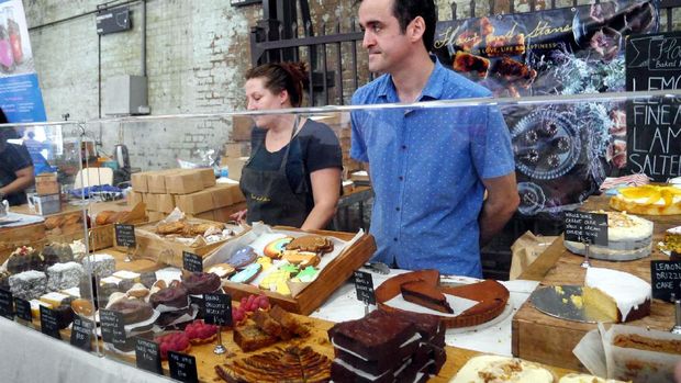 Ada juga penjual yang berdagang kue dan pastry (Wahyu/detikTravel)