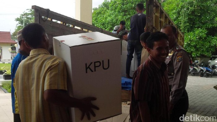 KPUD Pekanbaru Distribusikan Logistik Pilkada