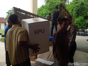 KPUD Pekanbaru Distribusikan Logistik Pilkada