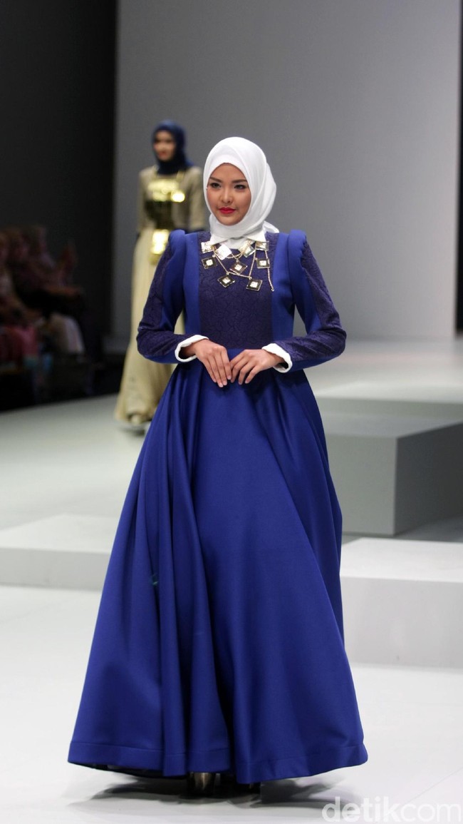 Busana terbaru Rya yang mengusung tema Side B di Indonesia Fashion Week 2017. Jakarta Convention Center. Senayan. Jakarta. [Foto: Mohammad Abduh/Wolipop]