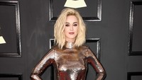 Katy Perry tampil dengan gaya rambut blonde dan atasan berwarna emas dan bahan dari bahan bulu dari Tom Ford.  Frazer Harrison/Getty Images