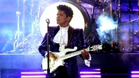 Bruno Mars tampil dengan dandanan bak Prince, lengkap dengan guitar listrik. Kevin Winter/Getty Images for NARAS