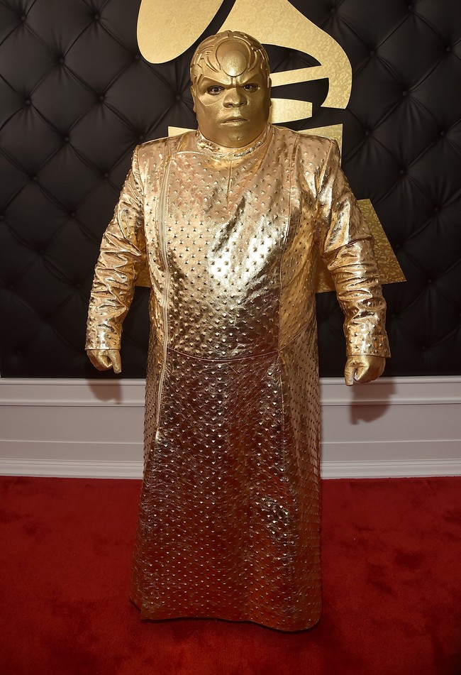 Cee Lo Green hampir tak dikenali saat menghadiri Grammy Awards 2017. Berbusana serba emas bak karakter penjahat di komik, ia juga memakai topeng emas yang menutupi seluruh kepalanya. (Foto: Alberto E. Rodriguez/Getty Images for NARAS)
