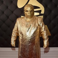 Cee Lo Green hampir tak dikenali saat menghadiri Grammy Awards 2017. Berbusana serba emas bak karakter penjahat di komik, ia juga memakai topeng emas yang menutupi seluruh kepalanya. (Foto: Alberto E. Rodriguez/Getty Images for NARAS)