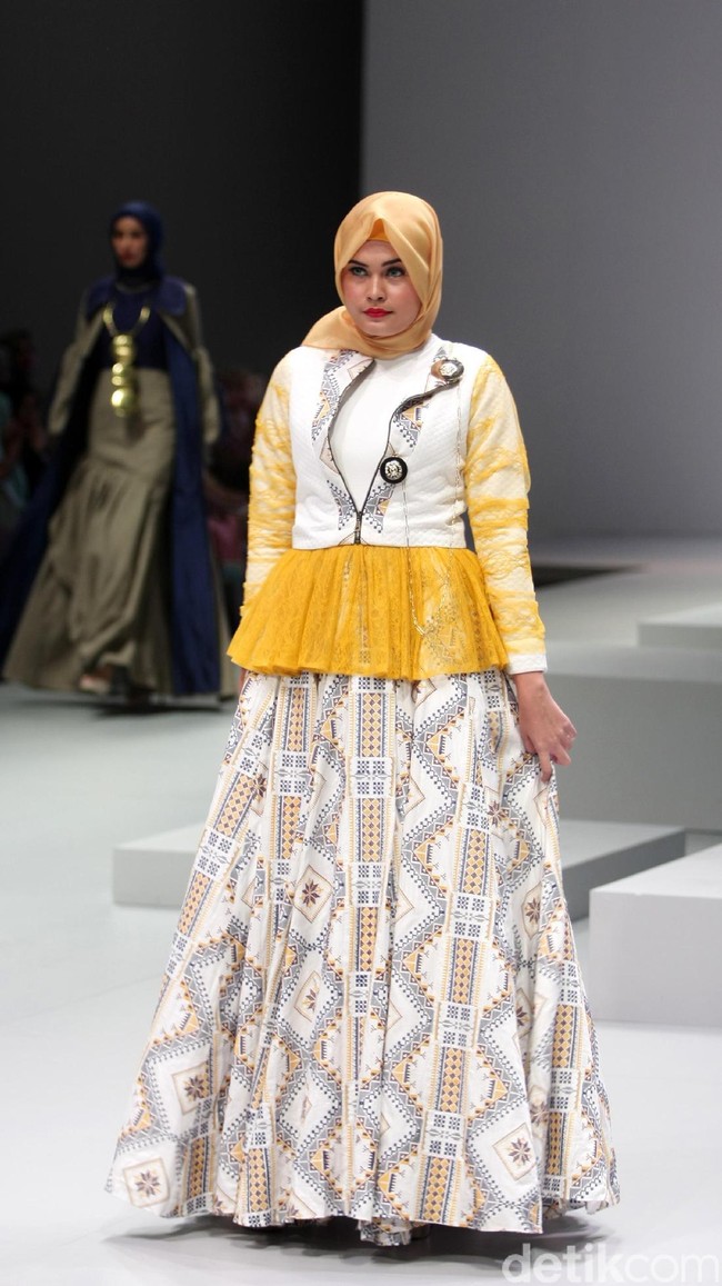 Busana terbaru Rya yang mengusung tema Side B di Indonesia Fashion Week 2017. Jakarta Convention Center. Senayan. Jakarta. [Foto: Mohammad Abduh/Wolipop]