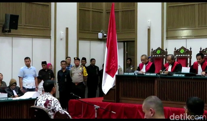 Usai Bersaksi, Ahli Agama MUI Beri Buku ke Majelis Hakim