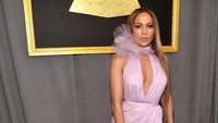 Jennifer Lopez selalu tampil menawan, kali ini ia tampak seksi dengan gaun berwarna ungu menyapu lantai dari Ralph and Russo. Alberto E. Rodriguez/Getty Images for NARAS