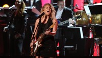 Tori Kelly menyanyikan lagu Tragedy dari Bee Gees. REUTERS/Lucy Nicholson