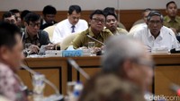 Menteri Hukum dan HAM, Yasonna Laoly, Menteri Dalam Negeri Tjahjo Kumolo dan Wakil Menteri Keuangan Mardiasmo mengikuti rapat dengan Pansus RUU Penyelenggaraan Pemilu di ruang pansus Komplek Parlemen Senayan, Jakarta, Senin (13/2/2017).