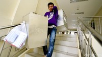 Dalam setiap kotak, ada logistik berupa surat suara dengan jumlah yang sesuai dengan jumlah pemilih di Tempat Pemungutan Suara (TPS) yang ada di kecamatan itu, formulir-formulir terkait pemungutan suara, tinta untuk digunakan pemilih sebagai tanda mereka telah menyalurkan hak suara, serta sertifikat hasil pemungutan suara.