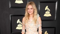 Kelsea Ballerini tampak sangat cantik dengan gaun bermotifkan bunga Frazer Harrison/Getty Images