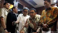 Fadli Zon meneken usulan tersebut di ruang kerjanya di gedung DPR.