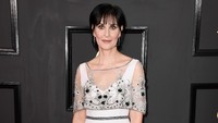 Penyanyi senior, Enya tampil elegan dengan dress putih. Frazer Harrison/Getty Images/detikFoto.