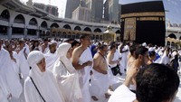 Agus bersama jemaah lainnya melakukan tawaf. Istimewa.