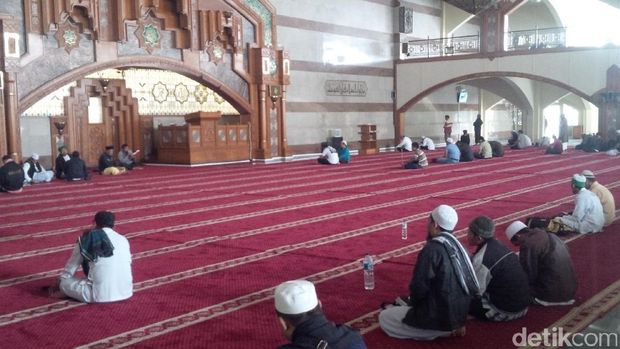 Habib Rizieq Diperiksa, Massa Kawal Ulama Padati Pusdai Jabar