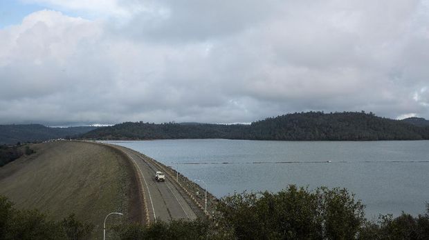 Bendungan Oroville nyaris meluap