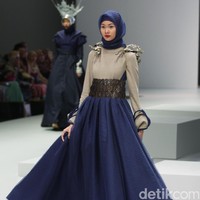 Busana terbaru Rya yang mengusung tema Side B di Indonesia Fashion Week 2017. Jakarta Convention Center. Senayan. Jakarta. [Foto: Mohammad Abduh/Wolipop]