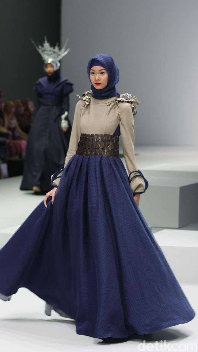 Busana terbaru Rya yang mengusung tema Side B di Indonesia Fashion Week 2017. Jakarta Convention Center. Senayan. Jakarta. [Foto: Mohammad Abduh/Wolipop]