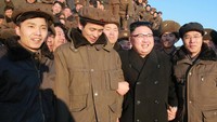 Pemimpin Korut Kim Jong Un terlihat sangat semringah saat mengawasi langsung uji coba rudal balistik di Pyongyang, Senin (13/2/2017). KCNA/Handout via Reuters.