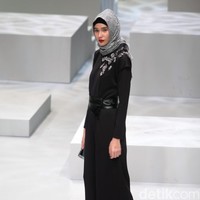 Busana Terbaru Zaskia Sungkar yang mengusung tema Kilau Indonesia Fashion Week 2017 di Jakarta Convention Center. Senayan. Jakarta. [Foto: Mohammad Abduh/Wolipop]